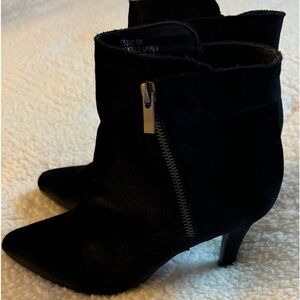 Rouge velvet Bootie with Side Zipper. Size 9 New without box.